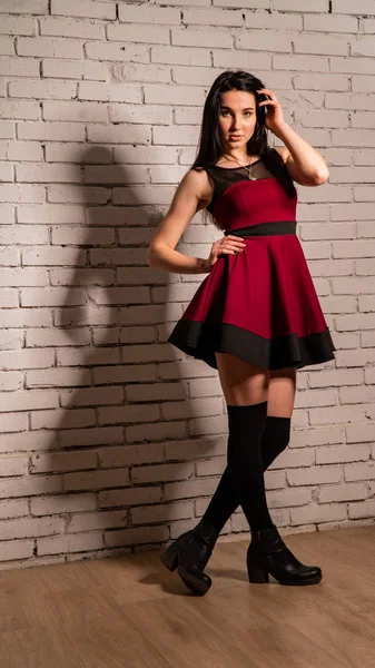 Красивая Молодая Сексуальная Модель Темными Волосами Красном Платье Позирует Темной — стоковое фото