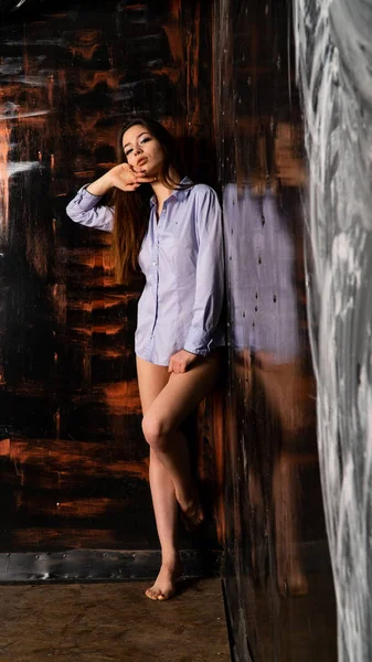 Mooi sexy meisje poseren lila shirt — Stockfoto