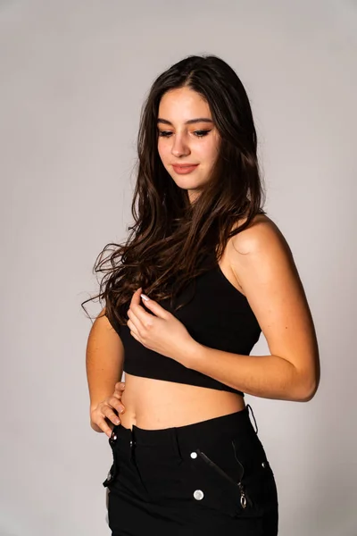 Retrato de la mujer joven desconcertada con ropa ligera mirando a un lado cubriendo la nariz con la mano aislada sobre fondo de pared blanca en estudio. Gente sincera emociones, concepto de estilo de vida. Almacenamiento del espacio de copia —  Fotos de Stock