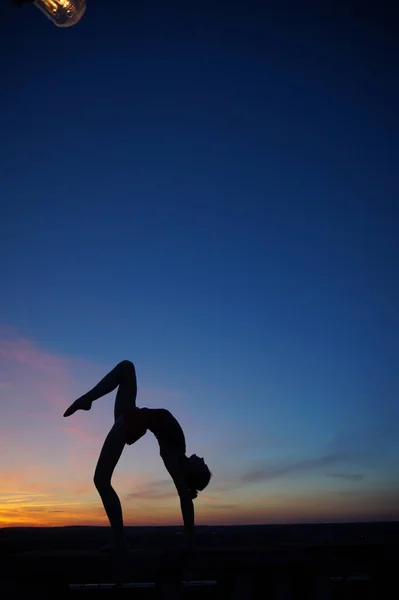 Dancer Dance Does Splits Air Sunset — Stock Photo, Image