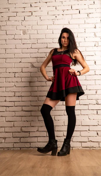 Muito Jovem Modelo Sexy Feminino Com Cabelos Escuros Vestido Vermelho — Fotografia de Stock