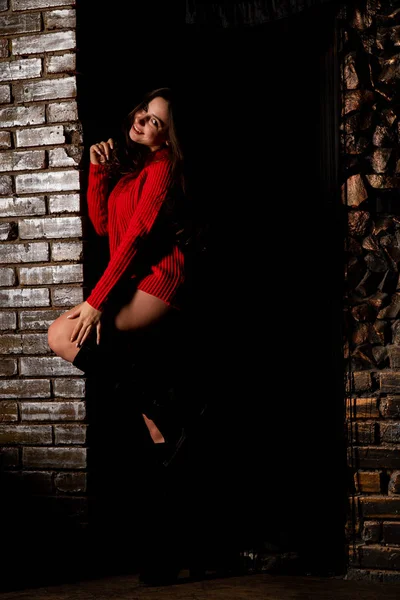 Mooie Sexy Naakte Vrouw Rode Trui Donkere Achtergrond — Stockfoto