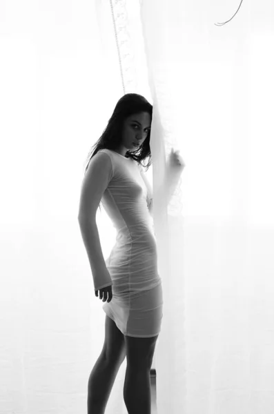 Femme sexy portant une robe blanche — Photo