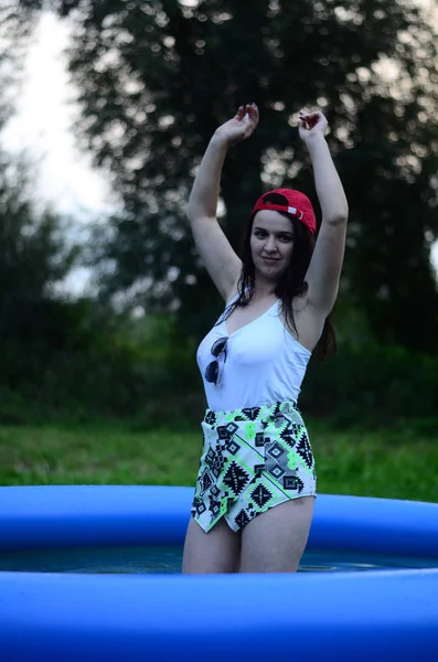 Tamanho menina bonita mais molhada na piscina, ao pôr-do-sol — Fotografia de Stock