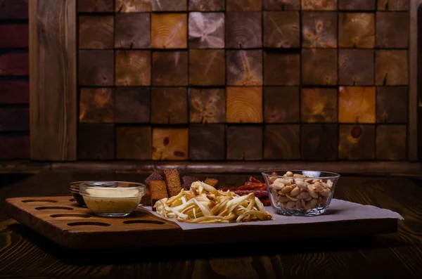 Embutidos a la parrilla con col, tomate y vaso de cerveza en plato —  Fotos de Stock