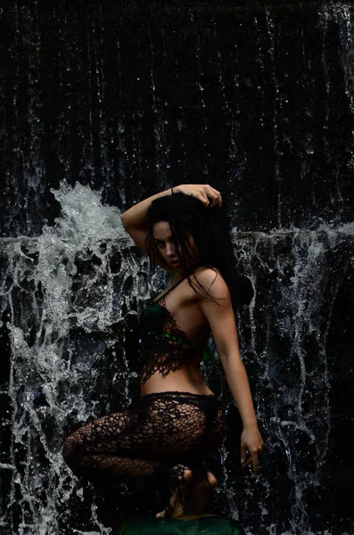 Jeune Modèle Brune Posant Contre Une Cascade — Photo