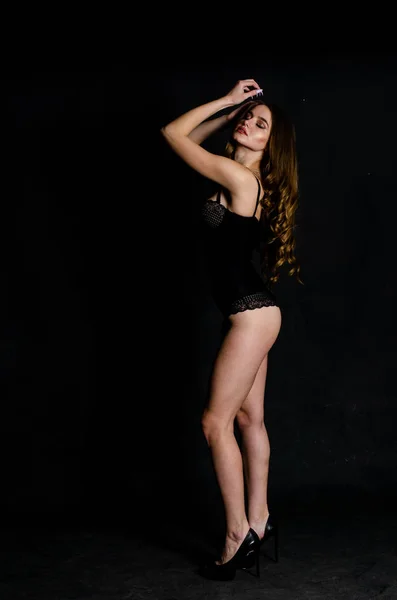 Vysoká sexy brunetka spodní prádlo studio portrét — Stock fotografie