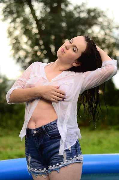 Gün batımında, havuzda ıslak güzel bir kız bedeni..