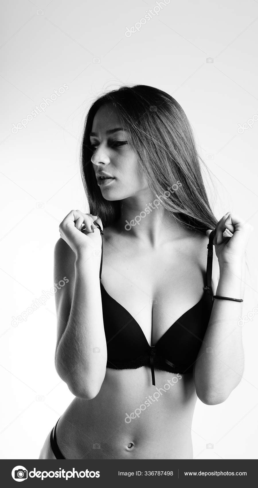 セクシー女性写真 美しいですセクシー女性で黒ランジェリー上の白い背景 — ストック写真 © design_ua #336787498