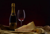 červené víno, míchané sýry, chléb a hrozny v Zátiší nastavení
