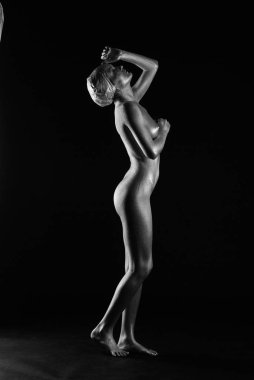 Gümüş rengi vücut boyalı genç atletik kadın.