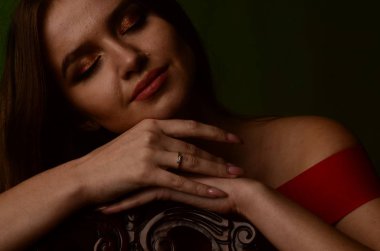 Elinde nişan yüzüğüyle güzel bir kadın. 