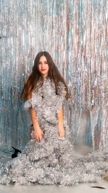 Stüdyoda poz veren parlak noel süsleriyle güzel seksi kadın, tatil konsepti.   