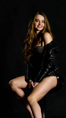 Yüksek seksi esmer iç çamaşırı stüdyo resmi.