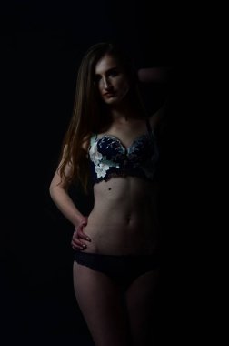 Sarı ceketli, uzun boylu, zarif bir bayan.