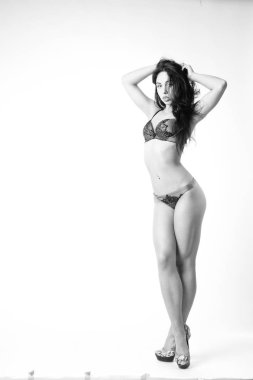 Şık keten, lüks bir esmer içinde genç ve güzel bir kadın. 