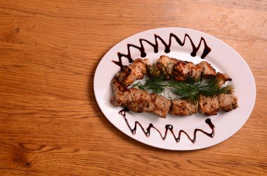 Barbekü parçaları beyaz tabakta, yakın görüş 