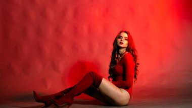 Yüksek seksi esmer iç çamaşırı stüdyo resmi.