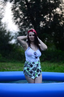 Gün batımında havuzda ıslak, güzel ve büyük bir model..