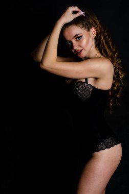 Yüksek seksi esmer iç çamaşırı stüdyo resmi.