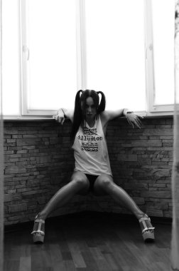 Güzel, seksi bir esmer keten içinde poz veriyor.