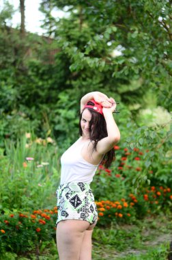 Gün batımında, havuzda ıslak güzel bir kız bedeni.