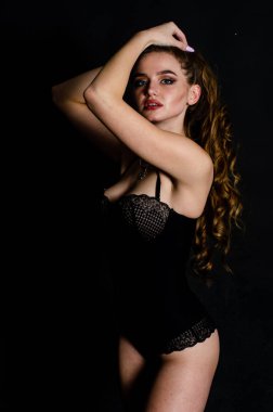 Yüksek seksi esmer iç çamaşırı stüdyo resmi.