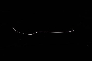 Tekstil arka planında gümüş metal bıçak 