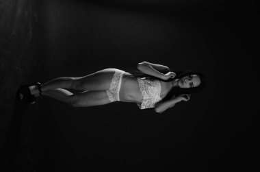 Stüdyoda şık keten bir esmer içinde güzel bir kadın..