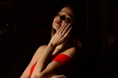 Elinde nişan yüzüğüyle güzel bir kadın. 