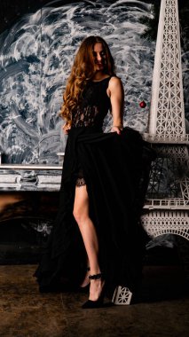 Stüdyoda dantel elbiseyle poz veren genç ve güzel bayan.  