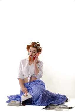 Kıvırcık saçlı, güzel bir mankenin yakın portresi.