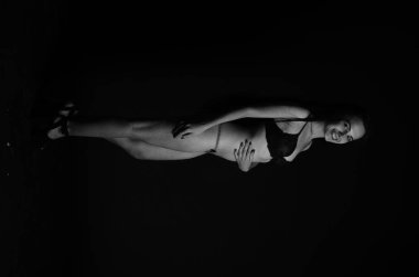 Stüdyoda şık keten bir esmer içinde güzel bir kadın..