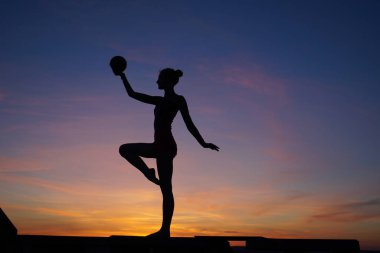 dans dansçı gün batımına karşı havada böler yok.