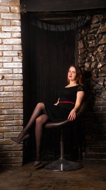 Artı siyah gece elbisesi giyen bir manken, lüks içinde şişman bir kadın, tam boy portre, profesyonel makyaj ve saç stili..