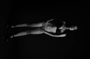 Stüdyoda şık keten bir esmer içinde güzel bir kadın..