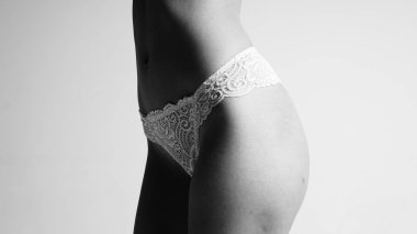 Zarif külot ve sütyen güzel seksi bayan. Beyaz arka plan üzerinde model moda portre, yakın çekim.