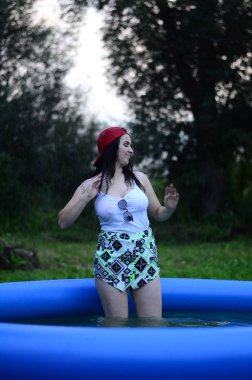 Gün batımında havuzda ıslak, güzel ve büyük bir model..