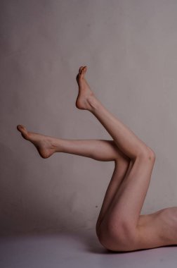 beyaz zemin üzerinde güzel kadın bedeni.