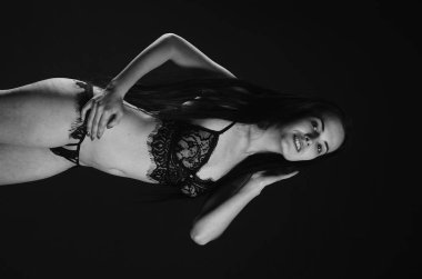 Stüdyoda şık keten bir esmer içinde güzel bir kadın.