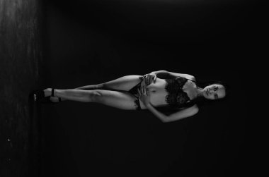 Stüdyoda şık keten bir esmer içinde güzel bir kadın.