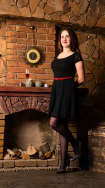 Artı siyah gece elbisesi giyen bir manken, lüks içinde şişman bir kadın, tam boy portre, profesyonel makyaj ve saç stili.