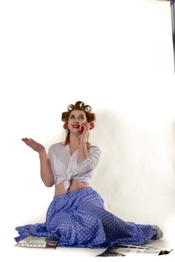 Kıvırcık saçlı, güzel bir mankenin yakın portresi.