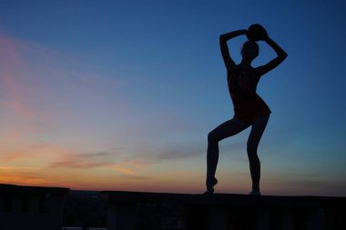 dans dansçı gün batımına karşı havada böler yok