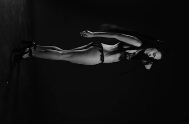 Stüdyoda şık keten bir esmer içinde güzel bir kadın.