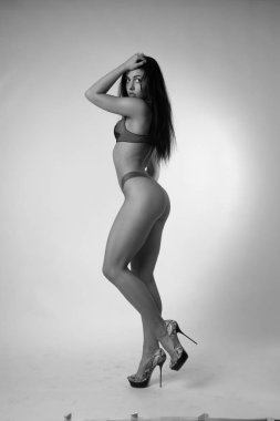 Şık keten, lüks bir esmer içinde genç ve güzel bir kadın. 