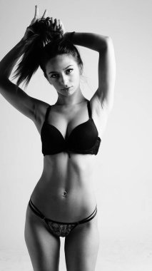 Beyaz arka planda siyah iç çamaşırlı güzel seksi kadın.