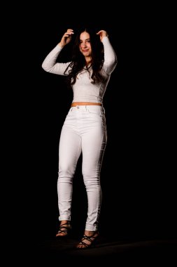 Saçları topuz şeklinde olan genç bayan kollarını kavuşturup yukarı bakıyor. Gri elbiseli, ısıran dudakları olan, arzularını düşünen kaprisli kadın manken. Hayal dünyası konsepti