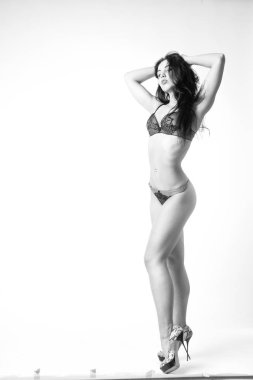 Şık keten, lüks bir esmer içinde genç ve güzel bir kadın. 