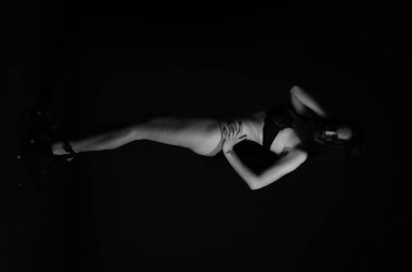 Stüdyoda şık keten bir esmer içinde güzel bir kadın..